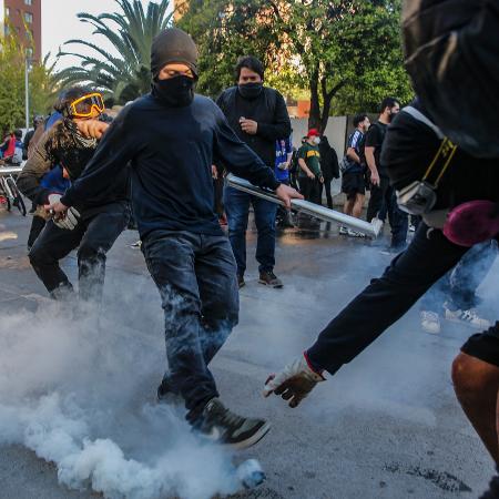 05.10.20 - No Chile, a polícia foi acusada de violar os direitos humanos ao reprimir os protestos - JAVIER TORRES / AFP