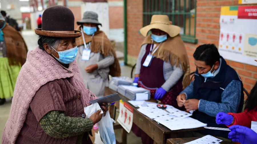 18.out.2020 - Mulher espera para votar em uma seção eleitoral em Huarina, Bolívia - Ronaldo Schemidt / AFP