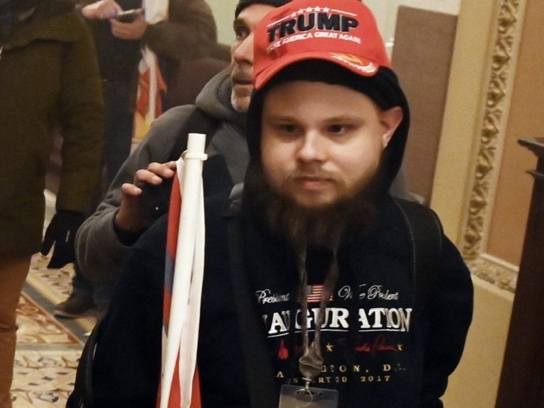 Homem é demitido após ser flagrado em invasão ao Capitólio usando crachá