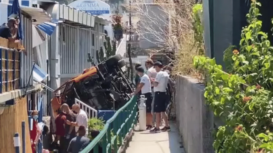 Mais de 20 pessoas ficaram feridas e uma morreu na queda de um micro-ônibus em uma ribanceira na Ilha de Capri, na Itália - Reprodução/Redes sociais
