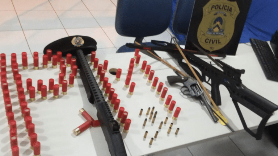 Munições e armas encontradas com o idoso, de 63 anos, que ainda alvejou policiais em estrada  - Divulgação/DICOM SSP TO