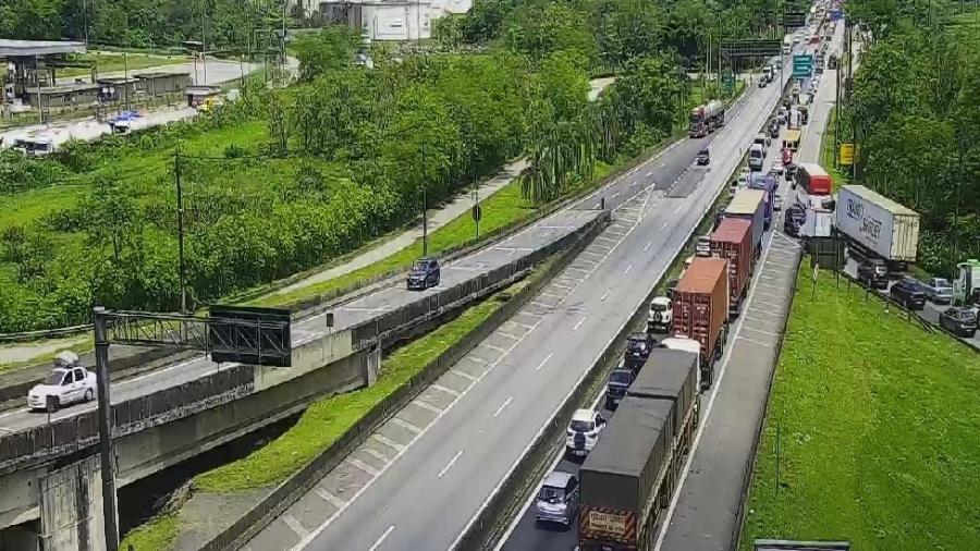03.jan.2021 - Rodovia Padre Manoel da Nóbrega congestionada, sentido São Paulo - Reprodução / Twitter / Ecovias