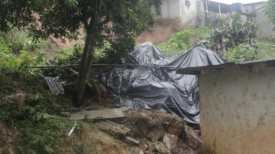 Fortes chuvas causaram deslizamentos em Embu das Artes (SP) - FELIPE RAU/ESTADÃO CONTEÚDO
