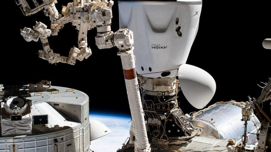 O veículo da SpaceX, Dragon Endeavour, usado pela Mission Axiom 1, acoplado ao módulo Harmony, da Estação Espacial Internacional - Divulgação/Nasa