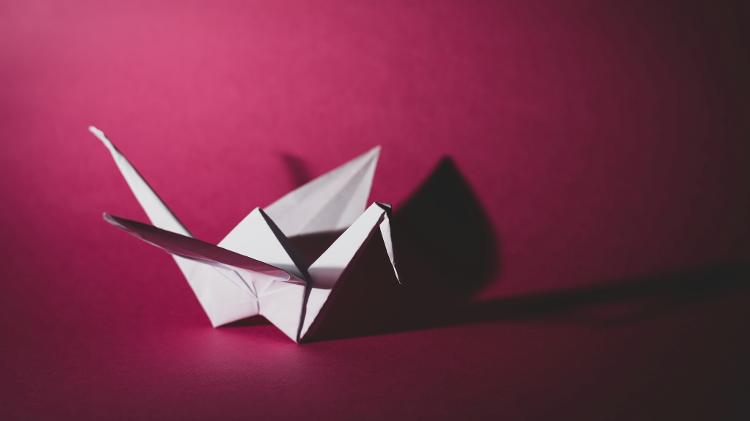 Tsuru origami dobradura papel japonês - Daniel Álvasd/ Unsplash - Daniel Álvasd/ Unsplash