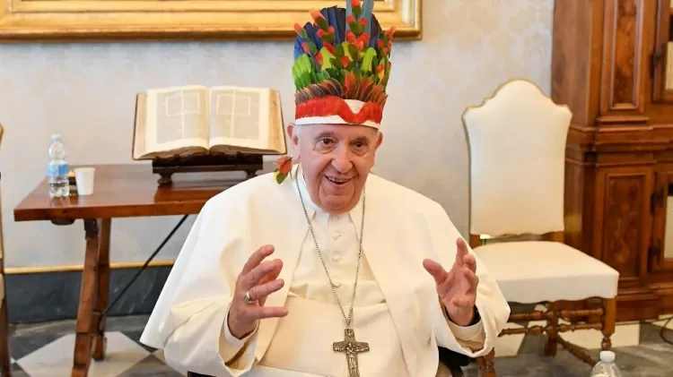 Papa recebeu cocar de bispos amazônicos - Vatican News - Vatican News