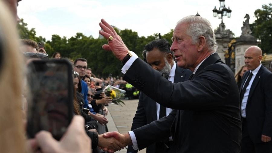 Charles 3º cumprimenta público ao chegar no palácio de Buckingham, em Londres, vindo da Escócia, onde morreu a rainha Elizabeth 2ª - BEN STANSALL/AFP