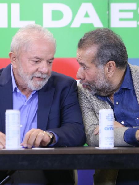 Lula recebe o presidente nacional do PDT, Carlos Lupi - TOMZÉ FONSECA/FUTURA PRESS/FUTURA PRESS/ESTADÃO CONTEÚDO