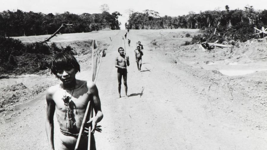 11.nov.1975 - Grupo de indígenas yanomamis caminha pela rodovia BR-210, a Perimetral Norte - Bruce Albert/Acervo ISA