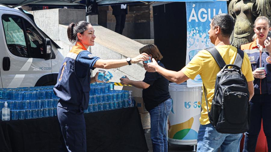 O governo de São Paulo anunciou que vai distribuir água potável em locais de grande circulação na capital até domingo (24)