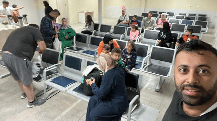 Avião com repatriados de Gaza chega ao Recife e faz parada técnica