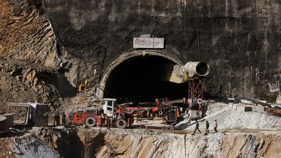 26.nov.2023 - Máquinas pesadas são usadas em tentativa de resgate de trabalhadores presos em desabamento de um túnel em construção em Uttarkashi, no norte da Índia