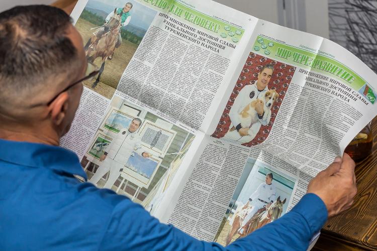 Homem lê exemplar do jornal "Neutral Turkmenistan"