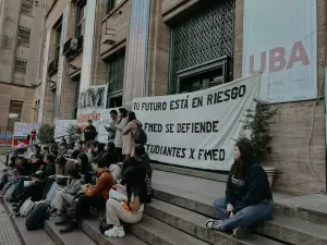 Sem verba, maior universidade argentina desliga elevador e tem aula na rua