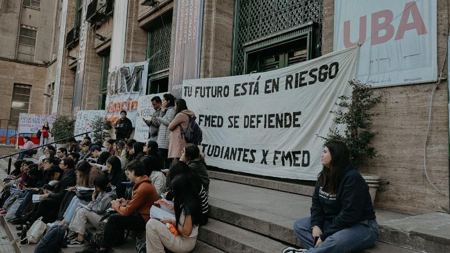 Estudantes da Universidade de Buenos Aires têm aula na rua -- o que também é um protesto contra o congelamento de orçamento
