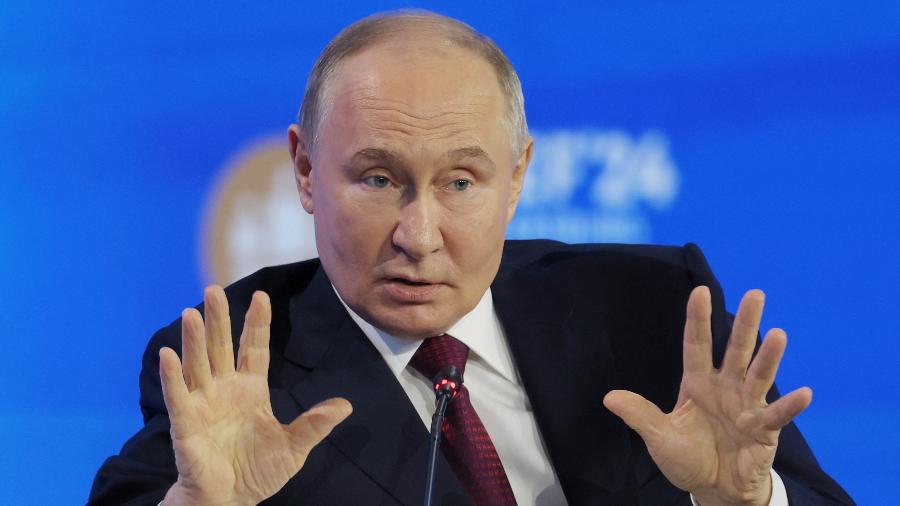 7.jun.2024 - O presidente da Rússia, Vladimir Putin, durante sessão do Fórum Econômico Internacional de São Petersburgo  - Anton Vaganov/Reuters