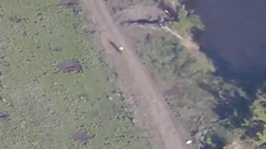 Vídeo fornecido pelo exército da Ucrânia mostra uma motocicleta usada na linha de frente pela Rússia