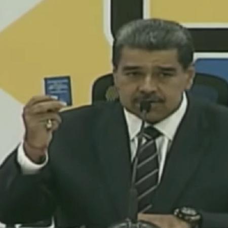 Ditador Nicolás Maduro segura constituição após ser proclamado presidente da Venezuela