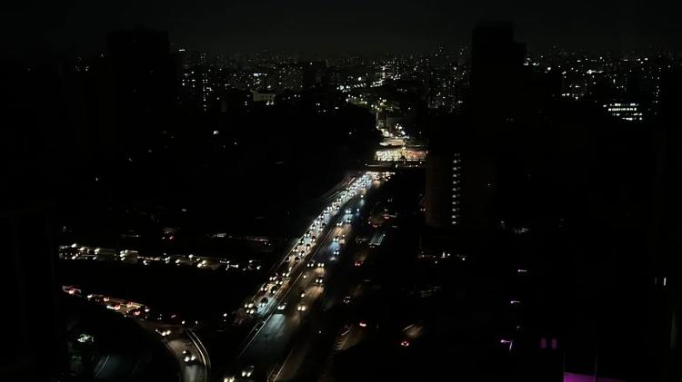 31.ago.2024 - Falta de luz na região da Penha, na zona leste de São Paulo