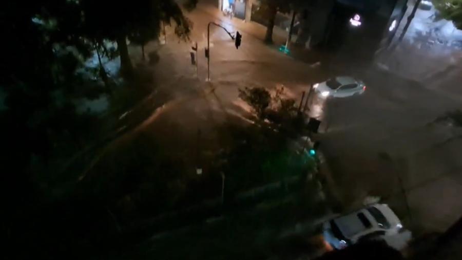 Rua alagada após fortes chuvas em Campinas (SP) - @teuborella/Reprodução de vídeo