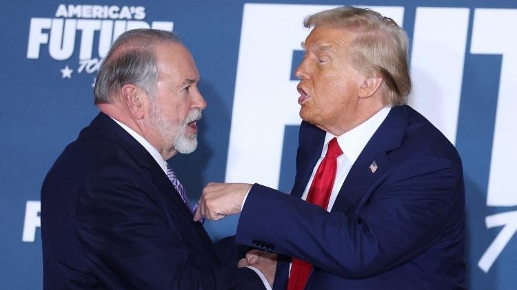 29.out.2024 - Mike Huckabee e Donald Trump na Pensilvânia