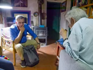 Em 1ª atividade, presidente eleito no Uruguai encontra Pepe Mujica