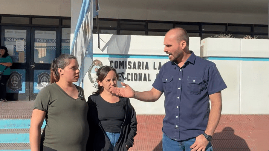 04.dez.2024 - Eduardo Bolsonaro visita presos em delegacia na Argentina