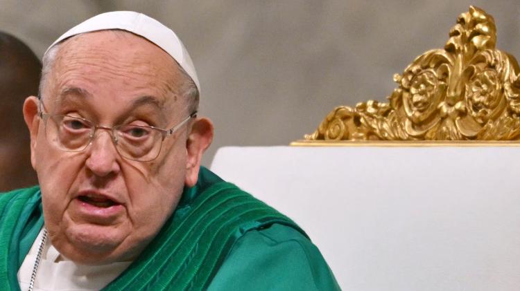 Papa rezando missa no Vaticano 