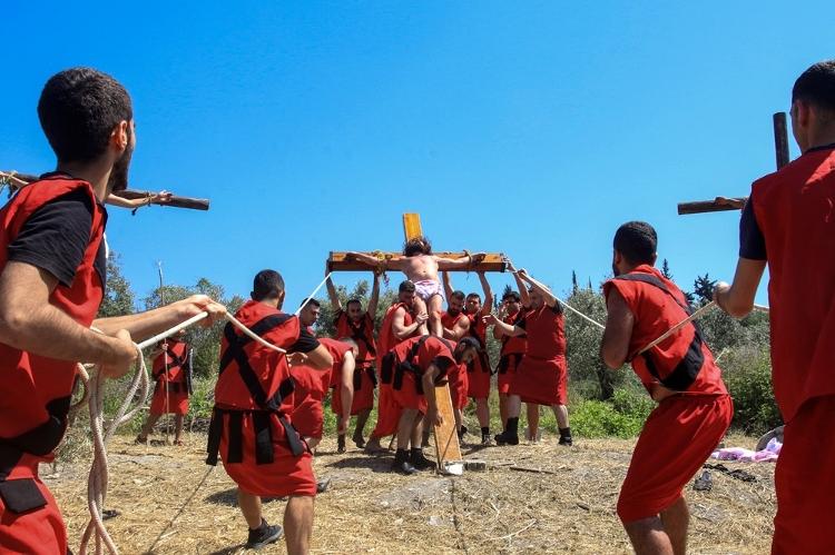 Homens erguem cruz para representar a crucificação de Cristo na vila de Qrayyeh, na cidade de Sídon, no Líbano Homens erguem cruz para representar a crucificação de Cristo na vila de Qrayyeh, na cidade de Sídon, no Líbano
