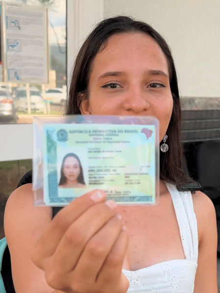Ana Isabel, estudante, com sua CIN em mãos Ana Isabel, estudante, com sua CIN em mãos