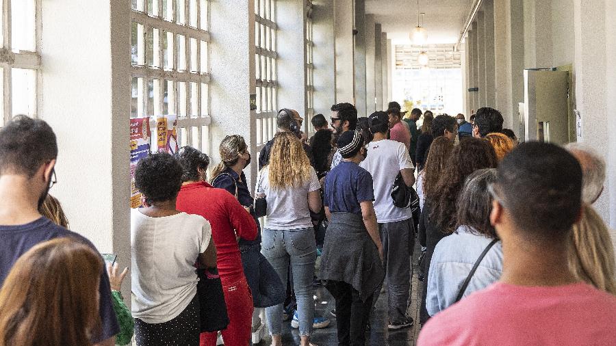 Eleitores aguardam em fila para votar nas salas da PUC na Rua Marques de Paranagua,na Bela Vista Eleitores aguardam em fila para votar nas salas da PUC na Rua Marques de Paranagua,na Bela Vista