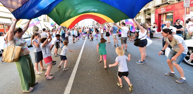 27.jun.2015 - Crianças correm durante Parada do Orgulho Gay em Milão, na Itália - Giuseppe Cacace/AFP