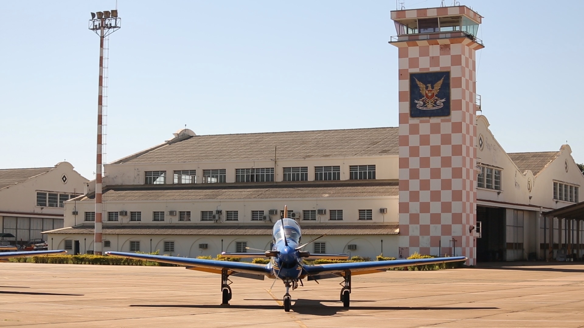 4.ago.2015 - Aeronave A-29 Super Tucano da Esquadrilha da Fumaça na Academia da Força Aérea em Pirassununga (SP) - Ugo Soares/TV UOL