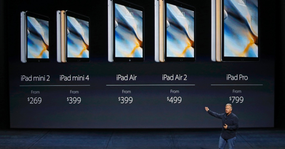 9.set.2015 - Phil Schiller, vice-presidente sênior de Marketing Mundial da Apple Inc, fala sobre os preços dos diversos modelos de iPad disponíveis no mercado durante conferência anual da empresa no auditório do Bill Graham Civic, em San Francisco, Califórnia (EUA)
