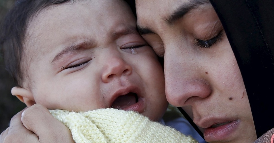 28.out.2015 - Mãe síria refugiada chega à iha de Lesbos, na Grécia