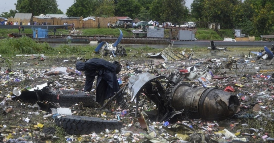 4.nov.2015 - Um avião de carga de fabricação russa caiu pouco tempo depois de decolar no aeroporto de Juba, no Sudão do Sul, matando pelo menos 37 pessoas, no avião e em solo. Uma criança sobreviveu