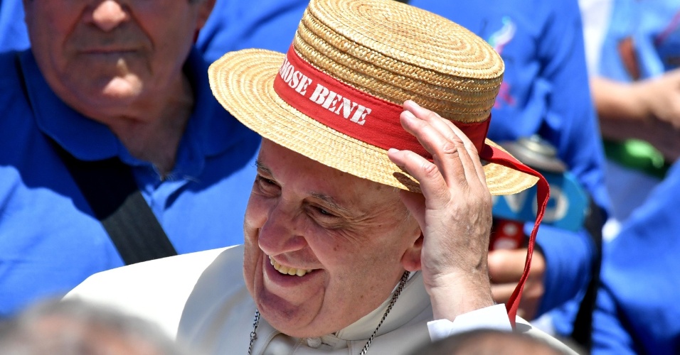 18.jun.2016 - Papa Francisco usa chapéu oferecido por uma criança na praça de São Pedro, no Vaticano, depois de uma audiência jubilar