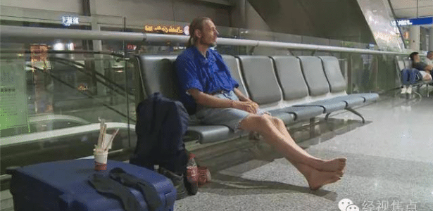 Ele não perdeu as esperanças e ficou morando 10 dias no aeroporto a base de miojo - Reprodução/CCTVNews