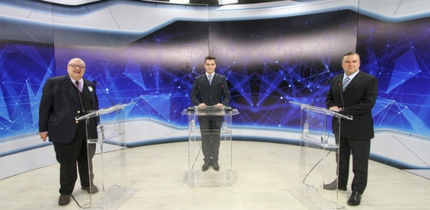 Ney Leprevost (PSD) (à dir.) e Rafael Greca (PMN), candidatos à Prefeitura de Curitiba, participam de debate do 2º turno, promovido pela Band TV, na capital paranaense