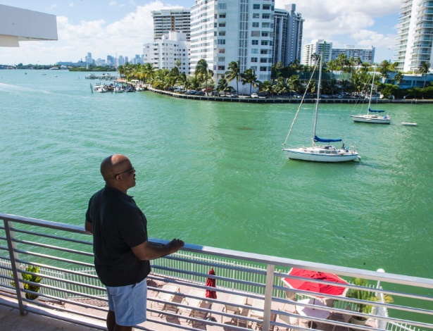 Brent Dixon olha da varanda de seu apartamento em Miami Beach, na Flórida - Max Reed/The New York Times