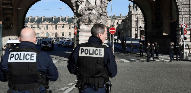 Policiais montam guarda perto da entrada do museu, o mais visitado do mundo  - Eric Feferberg/ AFP