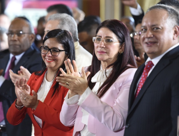4.ago.2017 - A ex-chanceler Delcy Rodriguez, de vermelho, foi eleita a a presidente da Constituinte durante o ato ocorrido no Parlamento da Venezuela - JUAN BARRETO/AFP