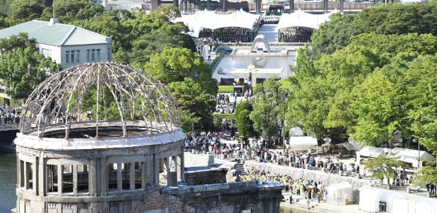 Pessoas se dirigem para cerimônia no Memorial da Paz de Hiroshima para lembrar a explosão de bomba atômica, em Hiroshima  - Kyodo via Reuters