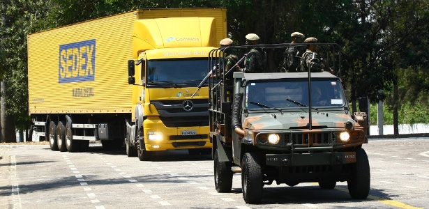 Militares escoltam caminhão com provas do Enem - ALOISIO MAURICIO/FOTOARENA/FOTOARENA/ESTADÃO CONTEÚDO