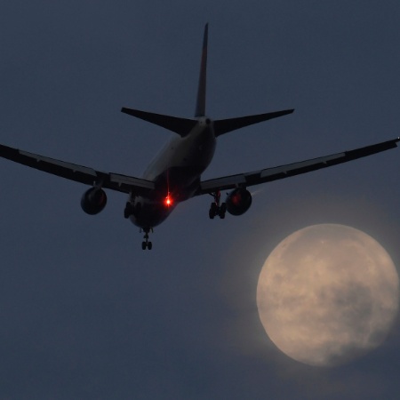 Avião se prepara para pousar no aeroporto de Heathrow, no Reino Unido - Toby Melville/ Reuters
