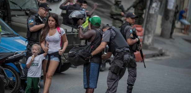 Policial militar revista homem na Rocinha (23.out.2017) - Eduardo Anizelli/Folhapress