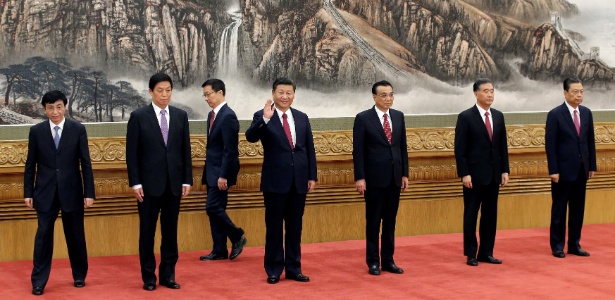 Presidente da China, Xi Jinping (acenando ao centro), e membros do Partido Comunista Chinês em Pequim - JASON LEE/REUTERS