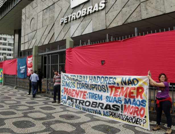 Manifestantes levaram cartazes criticando Moro e o presidente Michel Temer - Gabriel de Paiva/Agência O Globo