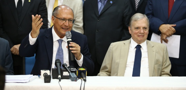 20.mar.2018 - Ao lado do senador Tasso Jereissati (d), o governador de São Paulo, Geraldo Alckmin, é oficializado como pré-candidato do PSDB à Presidência da República
