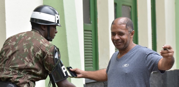 Eleitores são revistados em zona eleitoral onde o presidenciável Jair Bolsonaro (PSL) vota em Deodoro, no Rio de Janeiro